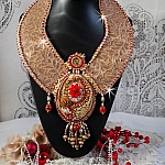 Plastron Renaissance brodé de rocailles Or et Rouge